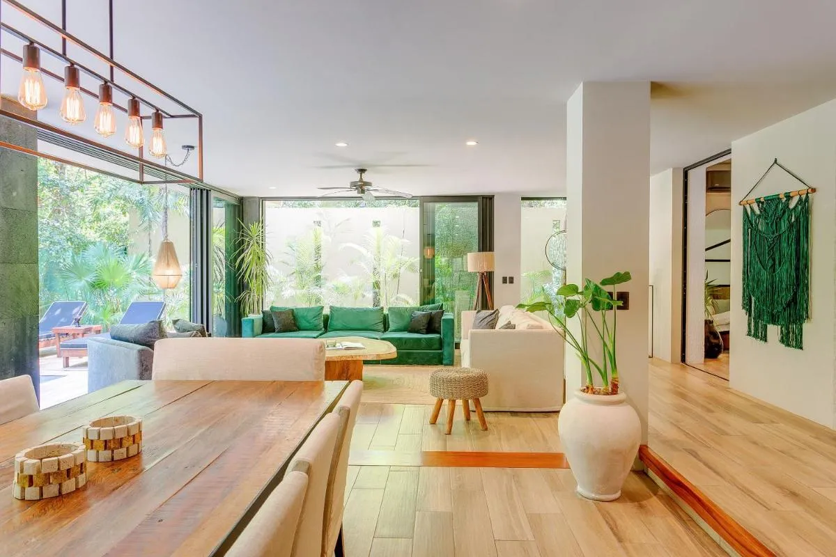 Image 2 of Luxurious Oasis Jacuzzi with Art Gallery and Pool