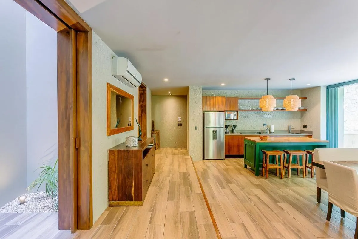 Image 5 of Luxurious Oasis Jacuzzi with Art Gallery and Pool