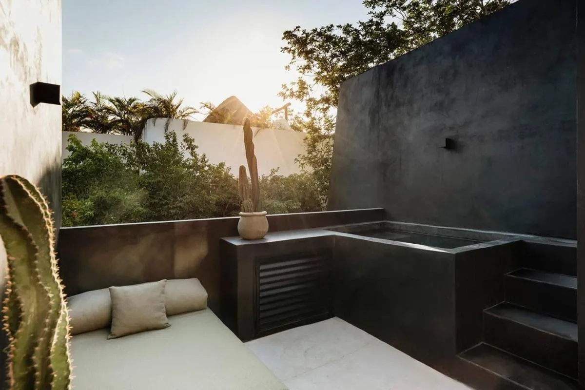 Image 5 of Mar Y Miel Noir Modern