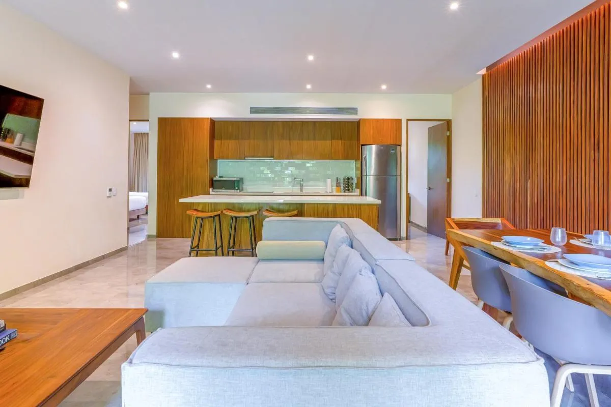 Image 3 of Mistiq E104