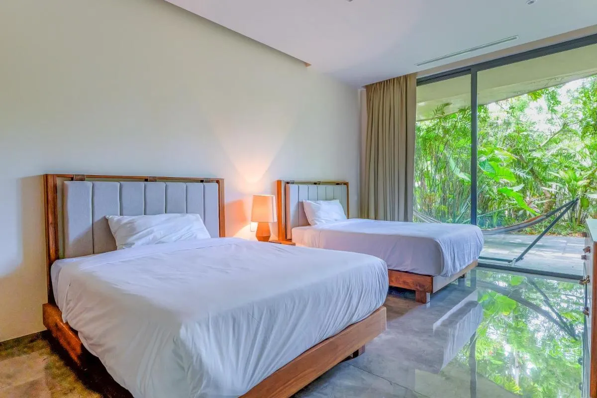 Image 1 of Mistiq E104