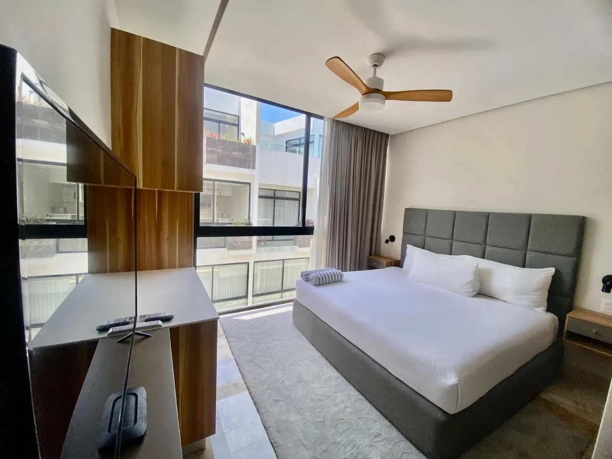 Image 6 of Oscar Wilde – PH with private rooftop and plunge pool & Gym & Beach club access