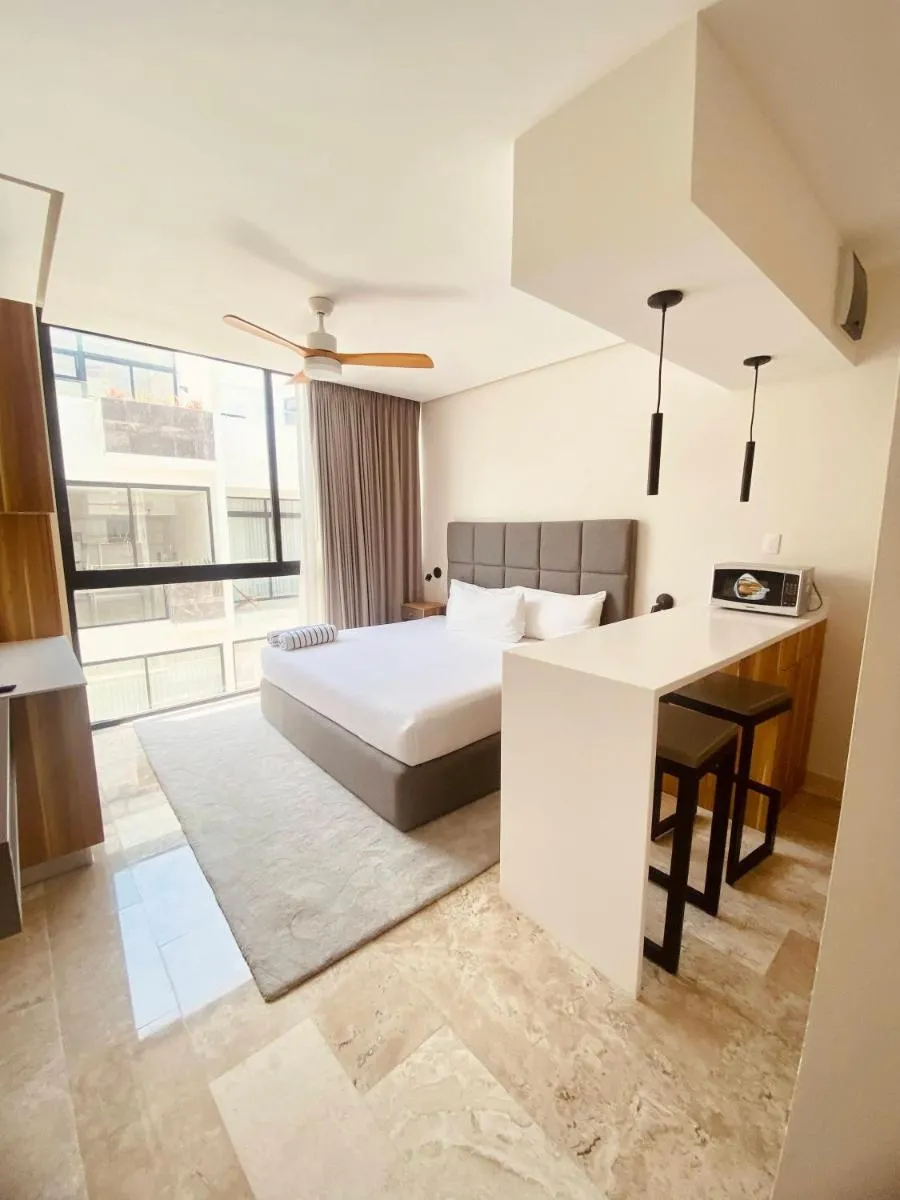 Image 3 of Oscar Wilde – PH with private rooftop and plunge pool & Gym & Beach club access