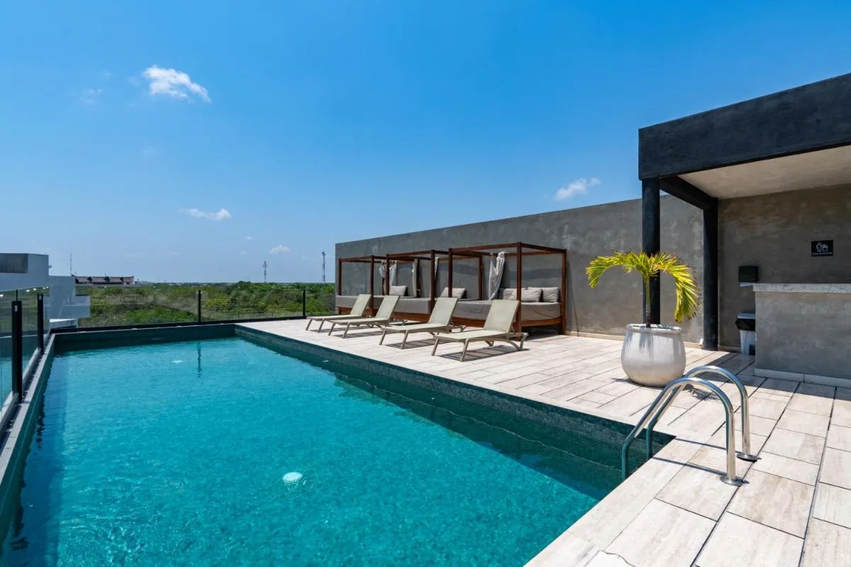 Image 3 of Premium Studio with Rooftop Pool in Downtown