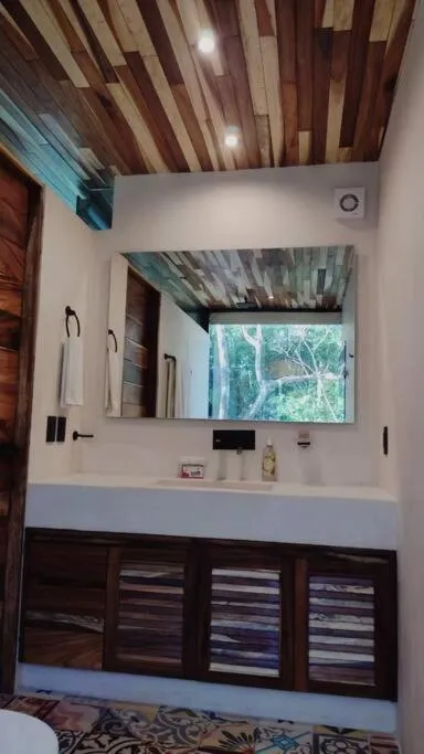 Image 3 of Reflective jungle treehouse with plunge pool