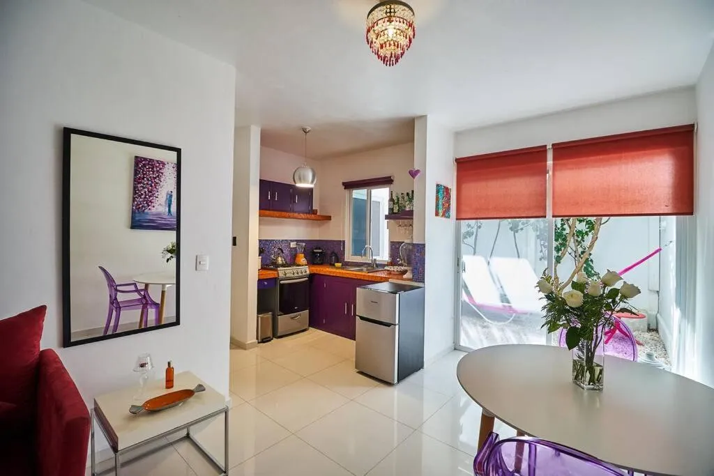 Image 2 of Roxie’s Charming Art House, Great Location