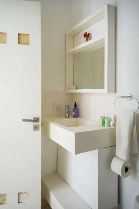 Image 3 of Roxie’s Charming Art House, Great Location