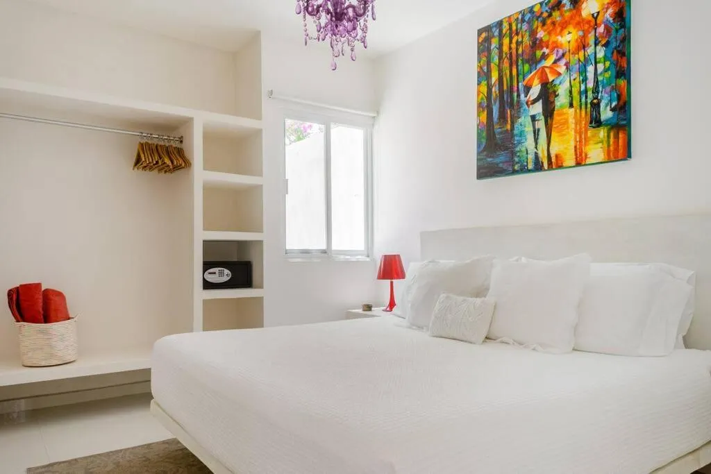 Image 1 of Roxie’s Charming Art House, Great Location