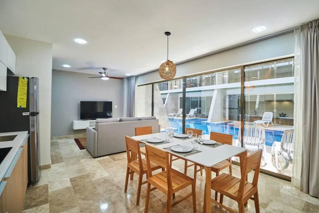 Image 1 of Sherlock – Swim up Suite & Gym & Beach Club Access