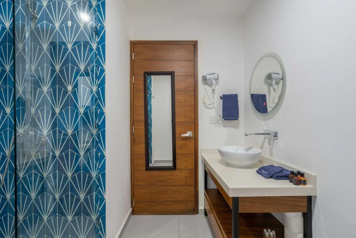 Image 2 of Studio with Jacuzzi, 24-7 Private Security