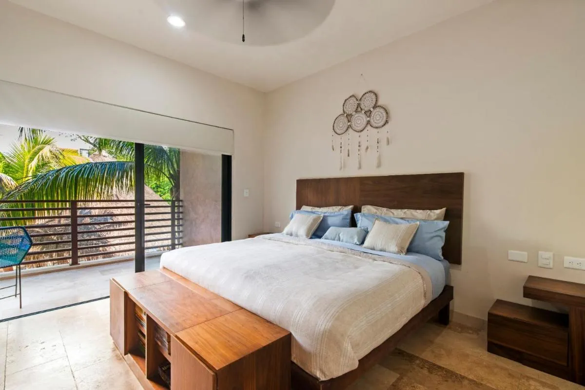 Image 6 of Tropical Elegance: Luxurious Apt with Pool View