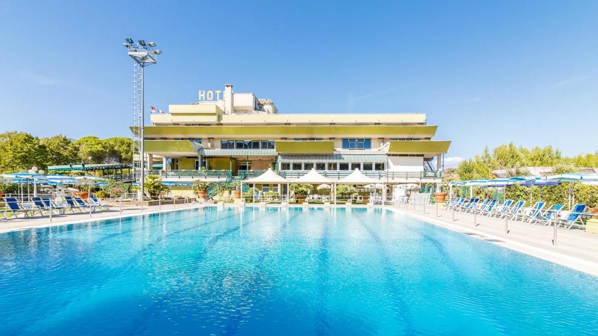 Image 3 of Hotel Country Club