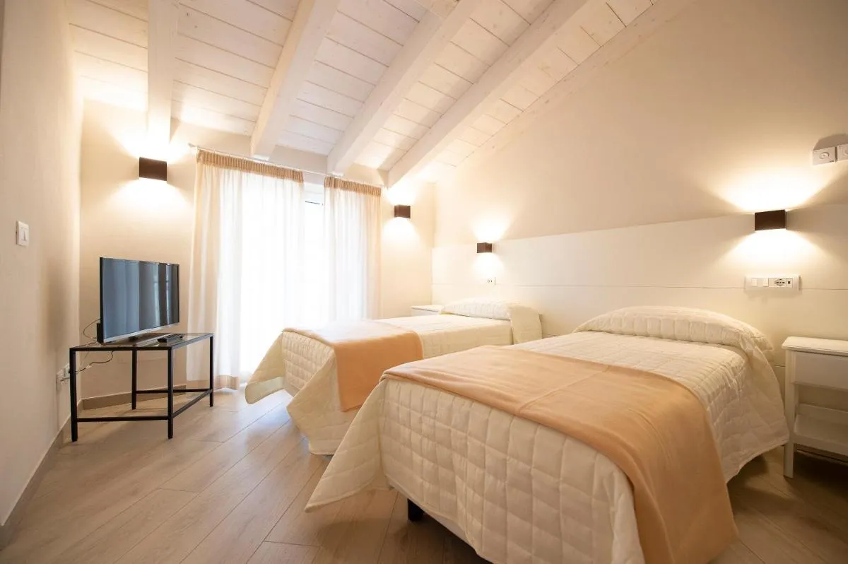 Image 1 of Villino Micol camere a due passi dal mare