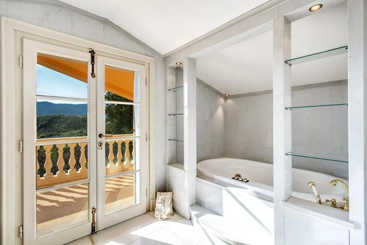 Image 2 of Alfresco luxury Villa with Heated pool