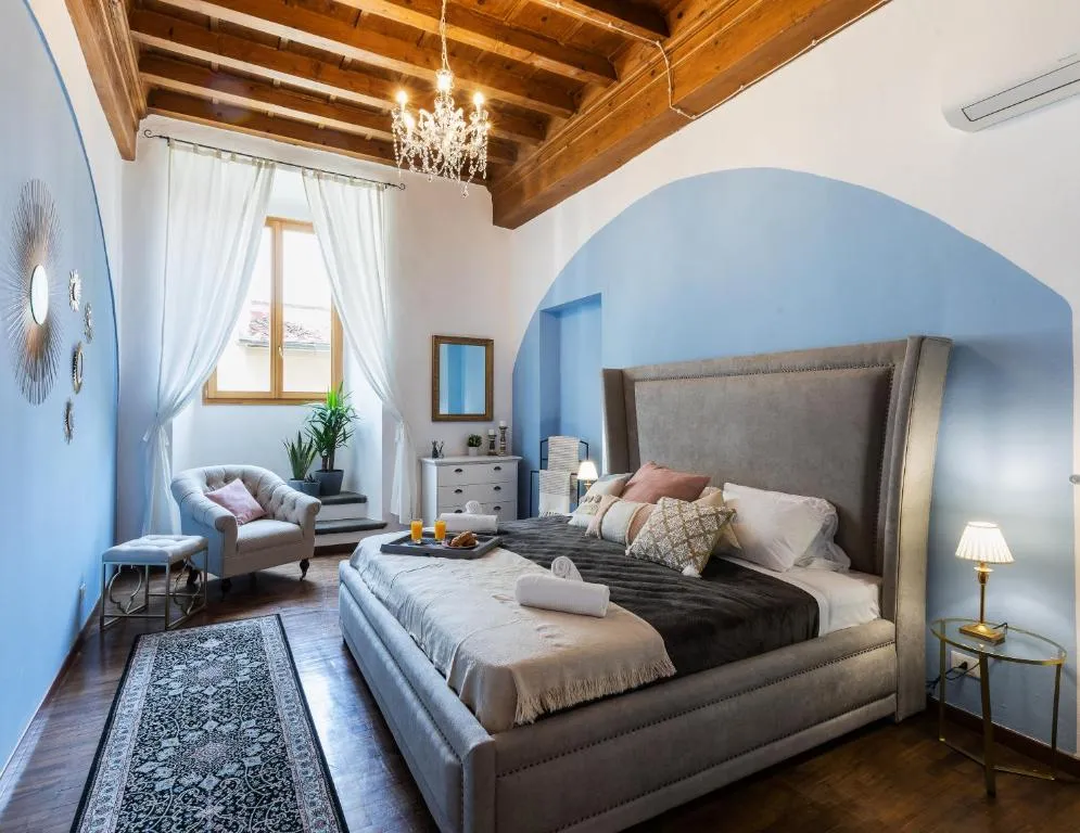 Image of Historic center Palace – Huge 4 bedrooms Santa Croce apartment – By LikeHomeFlorence