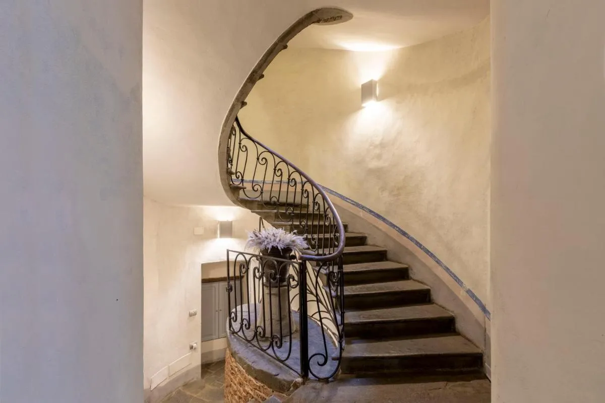 Image 3 of Numa Florence Felice