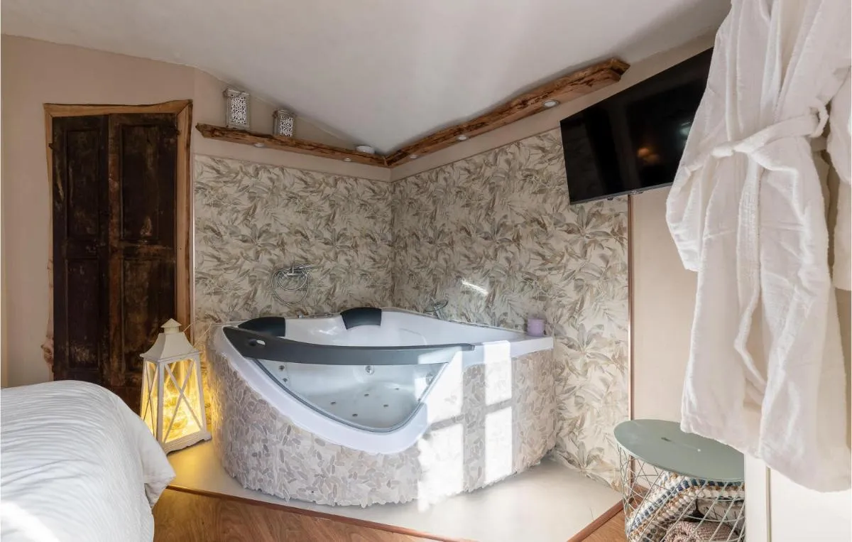 Image 6 of Stunning Home In Capannori With Jacuzzi