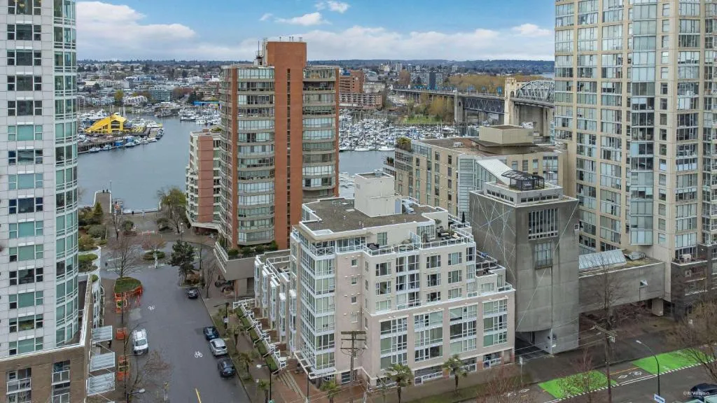 Image of 1BD+Den condo, with free parking in Downtown!