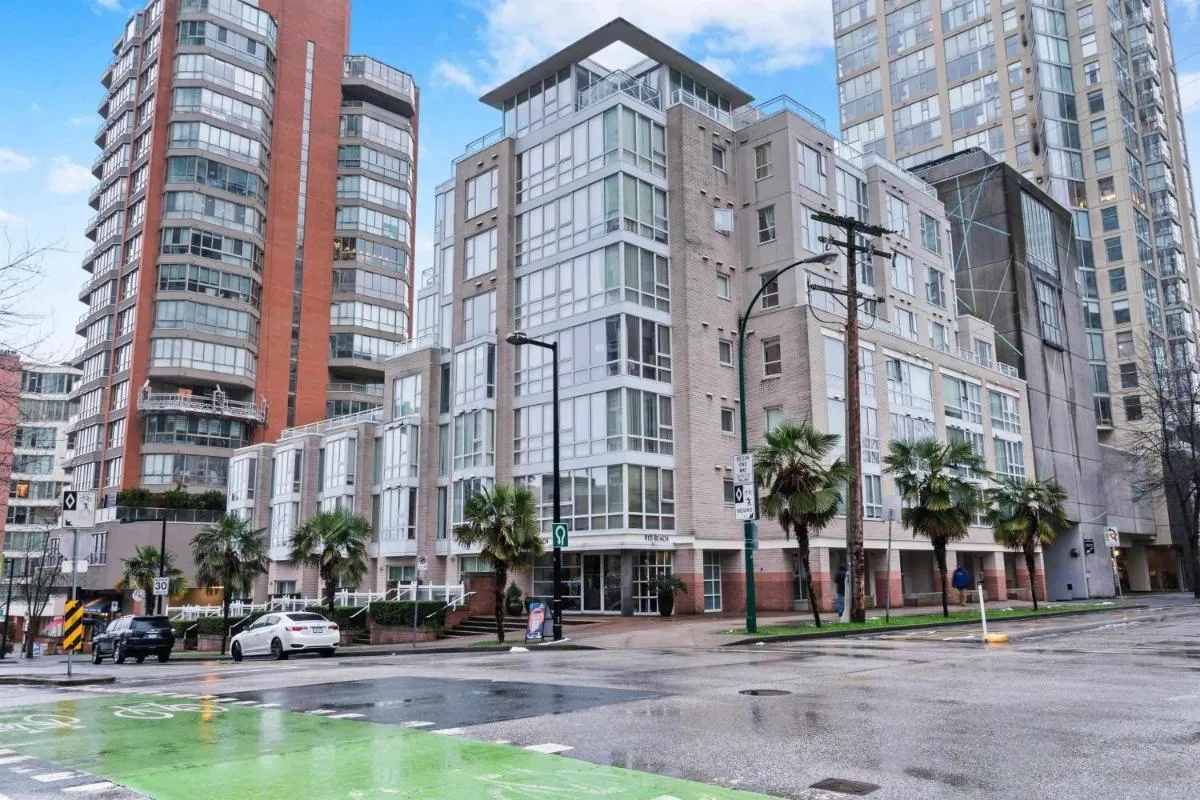 Image 2 of 1BD+Den condo, with free parking in Downtown!