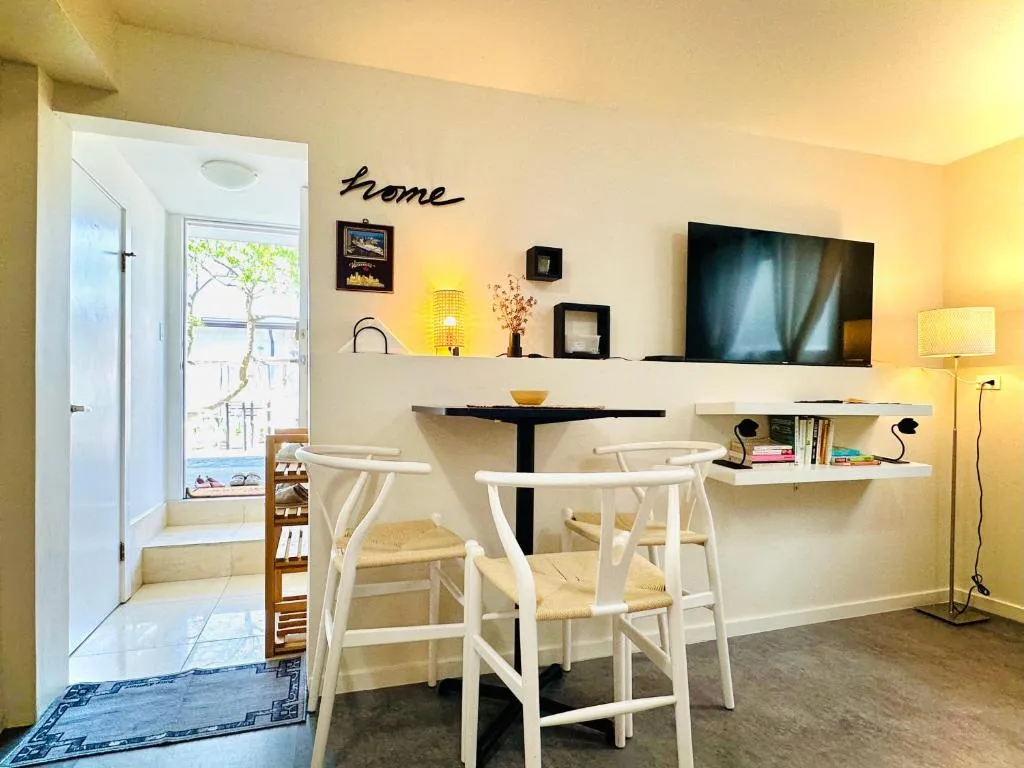 Image of 2BR 1BA Garden View Guest Suite – King-size Bed – Free Parking