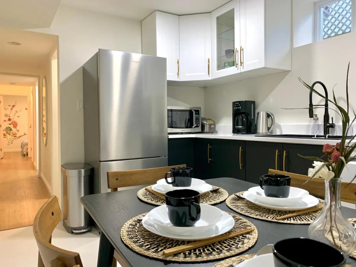 Image 3 of 3Beds 2BA Cherry Blossom Suite – Free Parking – Central Oakridge Neighbourhood