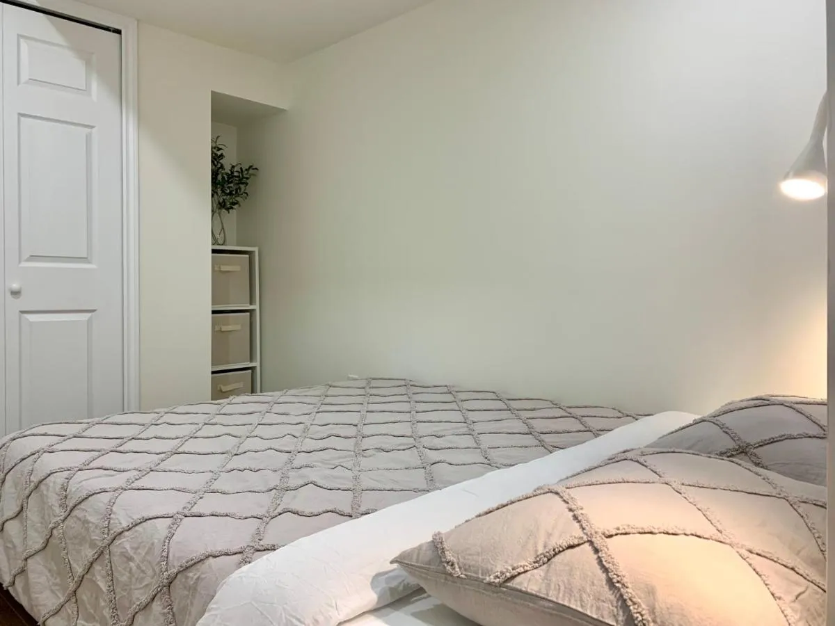 Image 2 of 3Beds 2BA Cherry Blossom Suite – Free Parking – Central Oakridge Neighbourhood