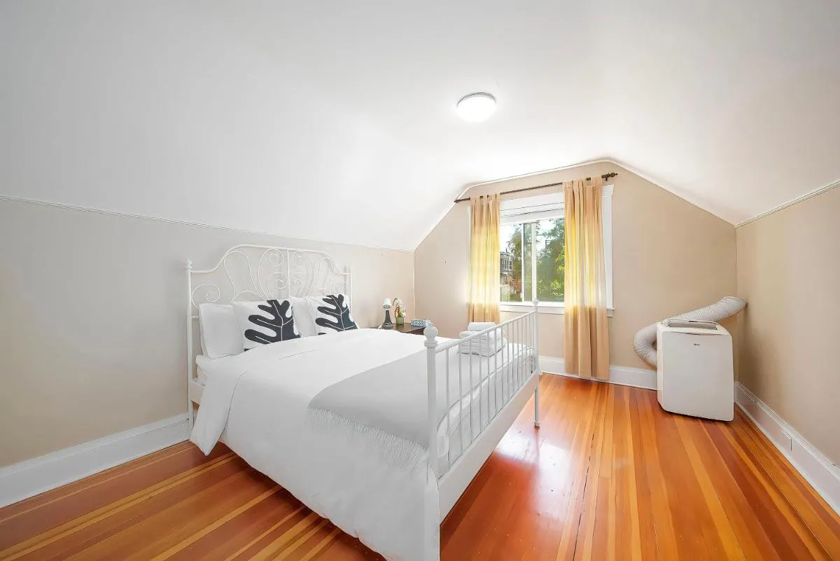 Image 6 of Amazing Westside Vancouver Villa – Free Parking