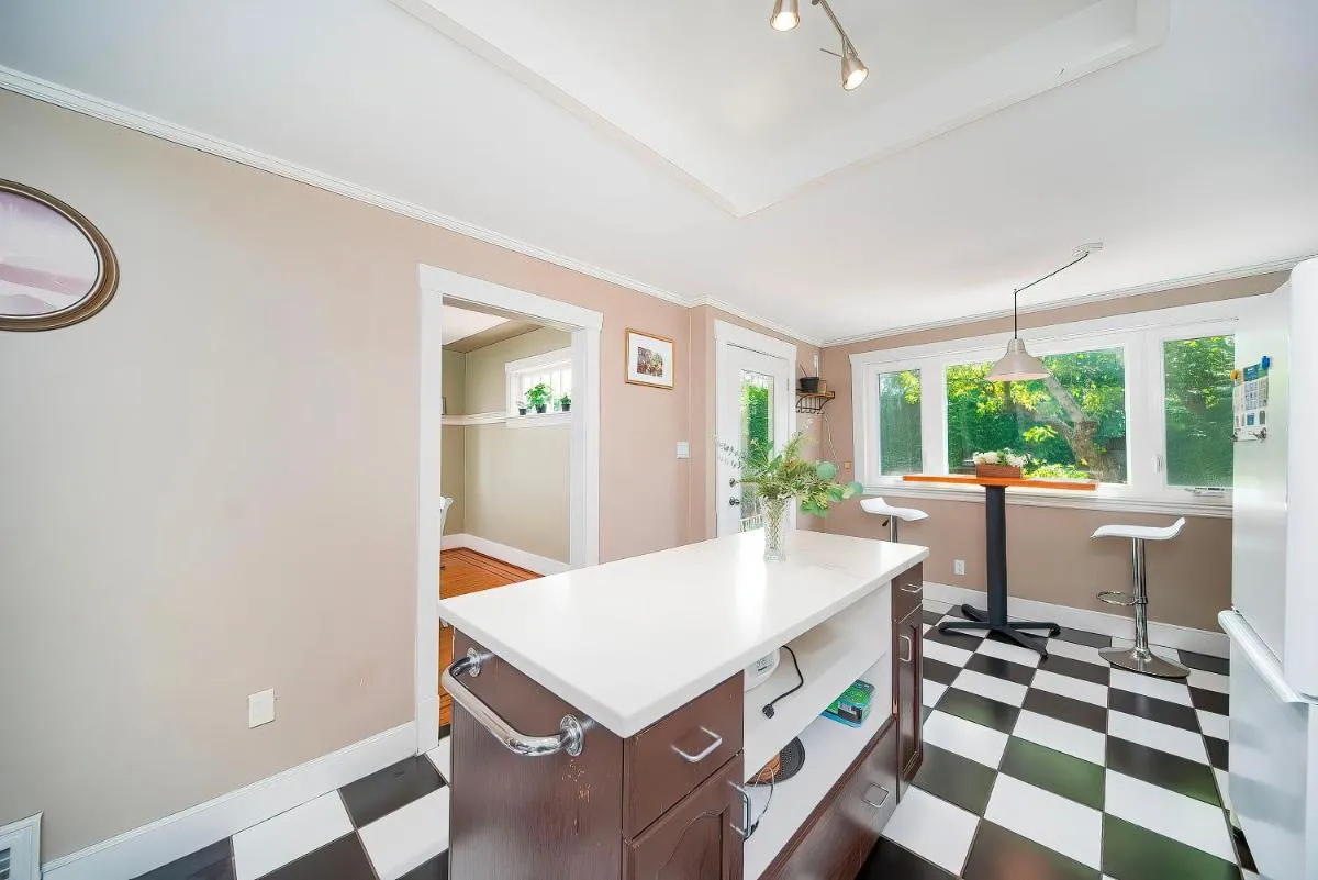 Image 2 of Amazing Westside Vancouver Villa – Free Parking
