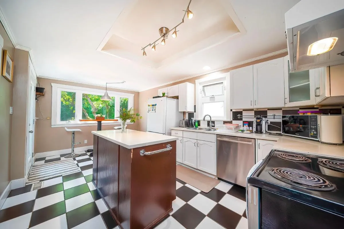 Image 3 of Amazing Westside Vancouver Villa – Free Parking