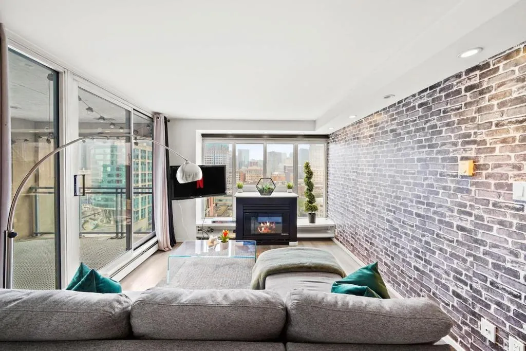 Image of Beautiful 2 Bed Home DT with Free Parking