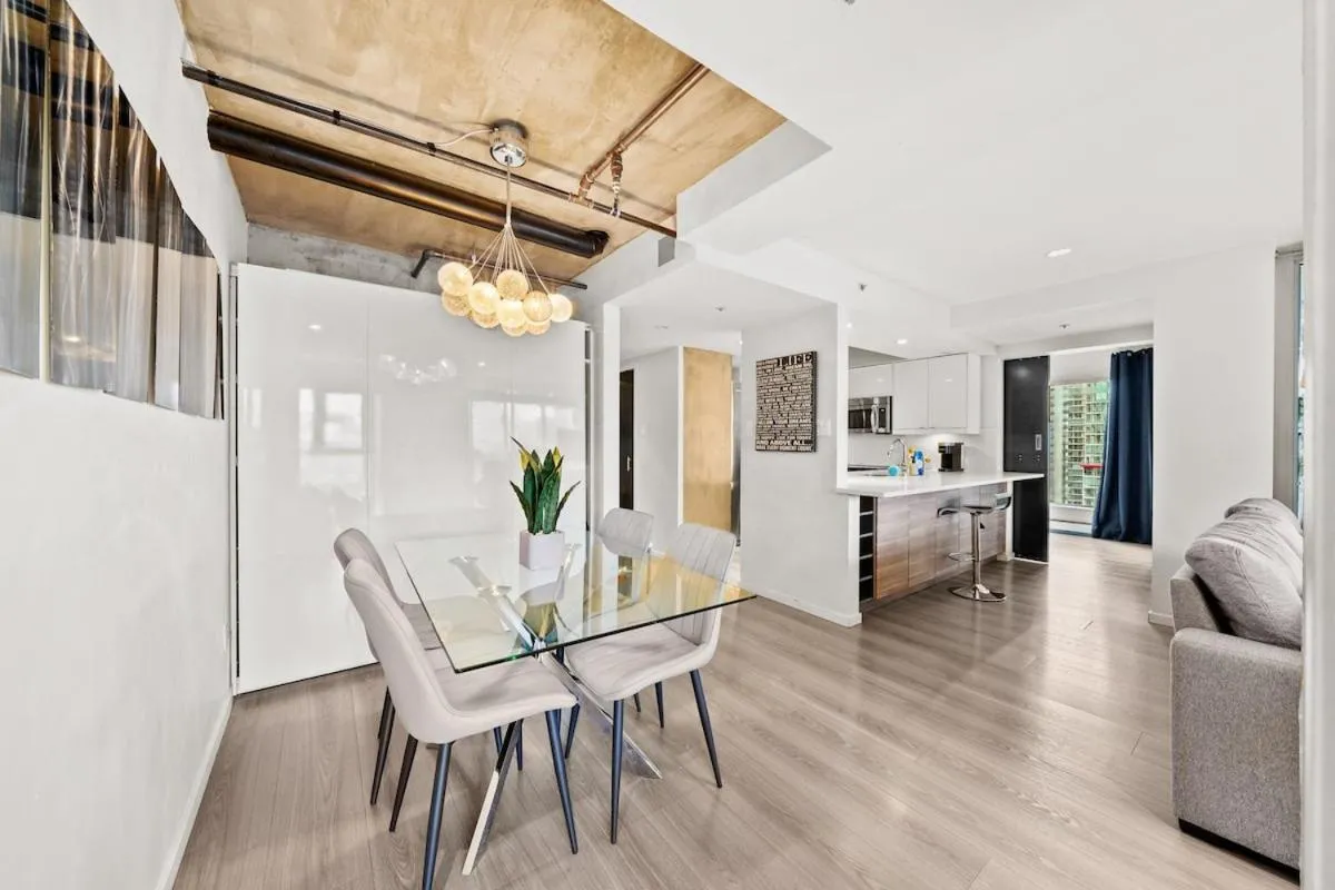 Image 6 of Beautiful 2 Bed Home DT with Free Parking