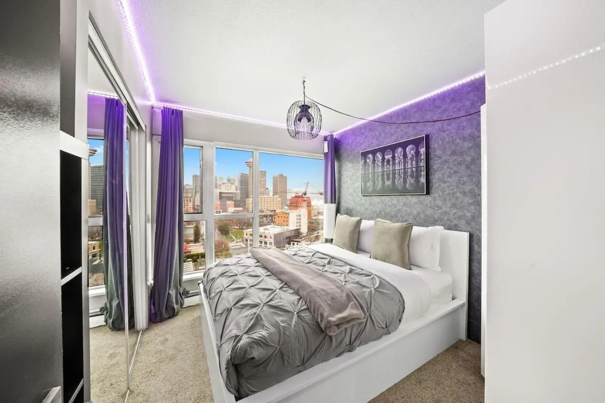 Image 2 of Beautiful 2 Bed Home DT with Free Parking