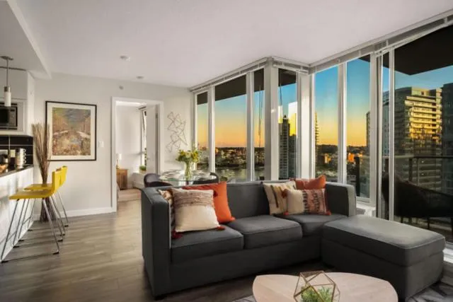 Image 4 of Beautiful Bright Modern Condo with Water view and AC in DT Vancouver 2BR,3BD,2BT sleeps 6 guests Free parking Netflix Included