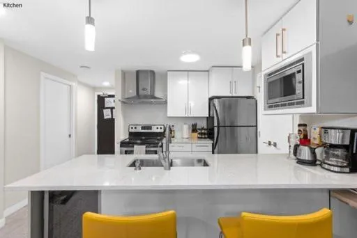 Image 6 of Beautiful Bright Modern Condo with Water view and AC in DT Vancouver 2BR,3BD,2BT sleeps 6 guests Free parking Netflix Included