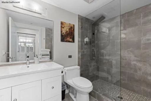 Image 5 of Beautiful Bright Modern Condo with Water view and AC in DT Vancouver 2BR,3BD,2BT sleeps 6 guests Free parking Netflix Included