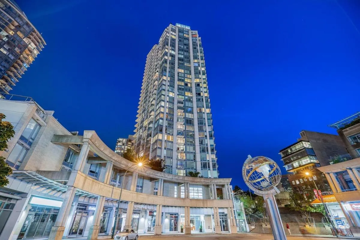 Image 3 of Beautiful Bright Modern Condo with Water view and AC in DT Vancouver 2BR,3BD,2BT sleeps 6 guests Free parking Netflix Included