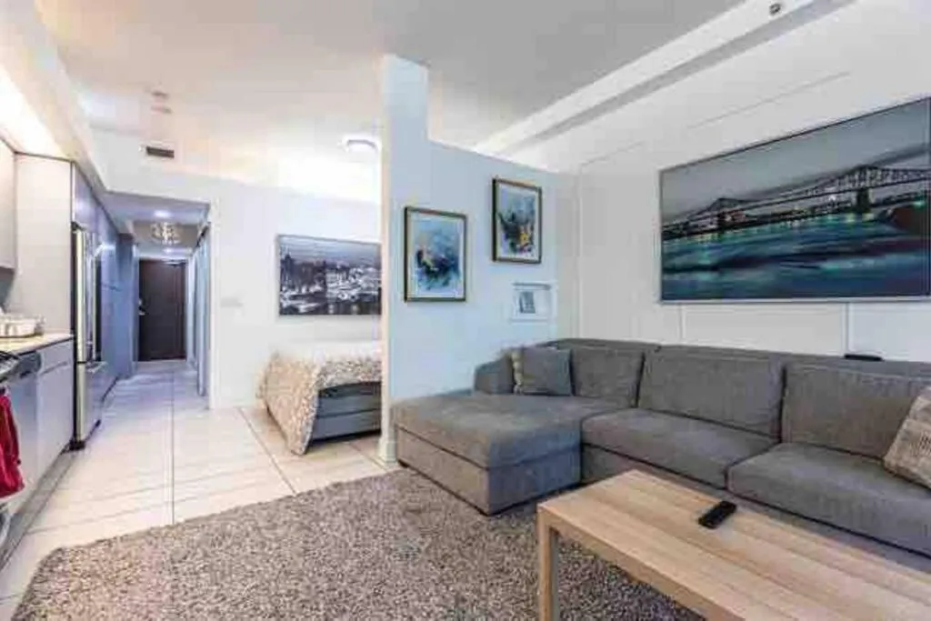 Image of Beautiful apartment downtown, mins to rogers arena, stadium, restaurants, shops