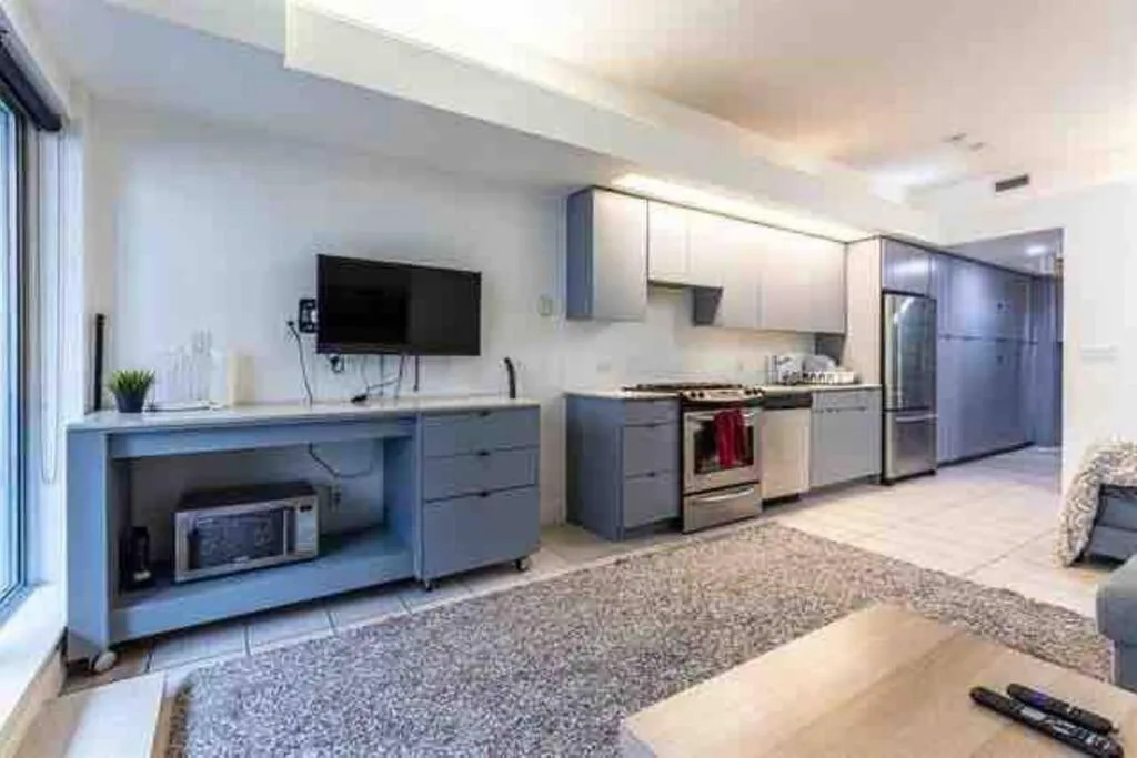 Image 3 of Beautiful apartment downtown, mins to rogers arena, stadium, restaurants, shops