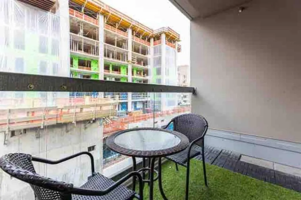Image 5 of Beautiful apartment downtown, mins to rogers arena, stadium, restaurants, shops