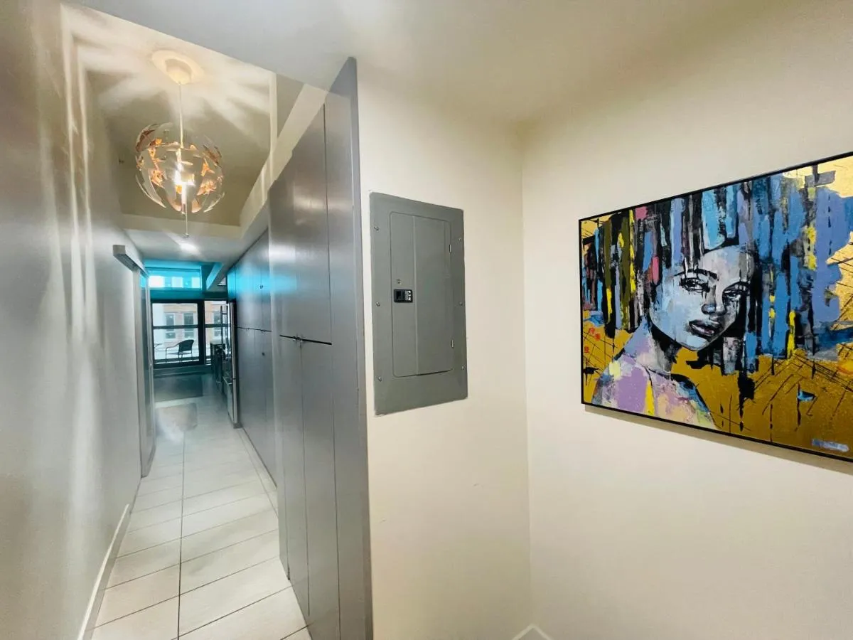 Image 4 of Beautiful apartment downtown, mins to rogers arena, stadium, restaurants, shops