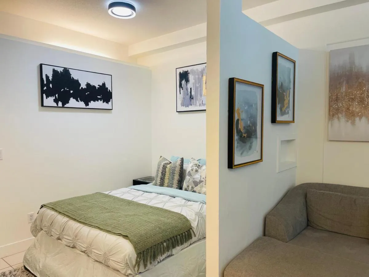 Image 1 of Beautiful apartment downtown, mins to rogers arena, stadium, restaurants, shops