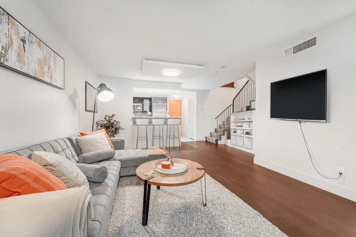 Image 2 of Bright and Spacious 2 Bedroom on Coal Harbors Waterfront