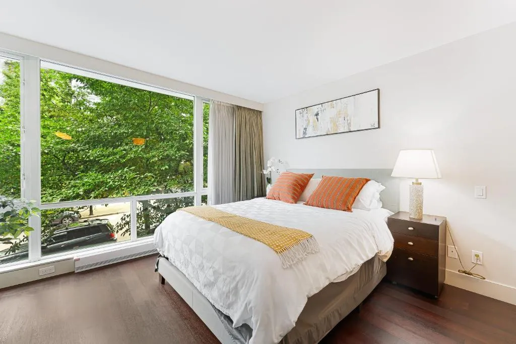 Image of Bright and Spacious 2 Bedroom on Coal Harbors Waterfront