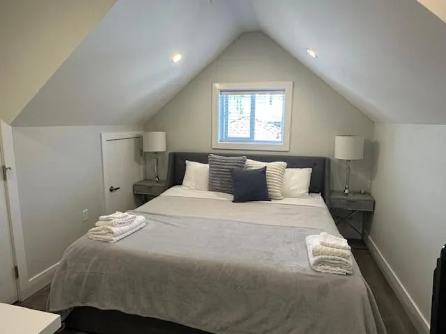 Image 4 of Bright and cozy modern home in Vancouver – central to YVR-Downtown – Free Private Parking