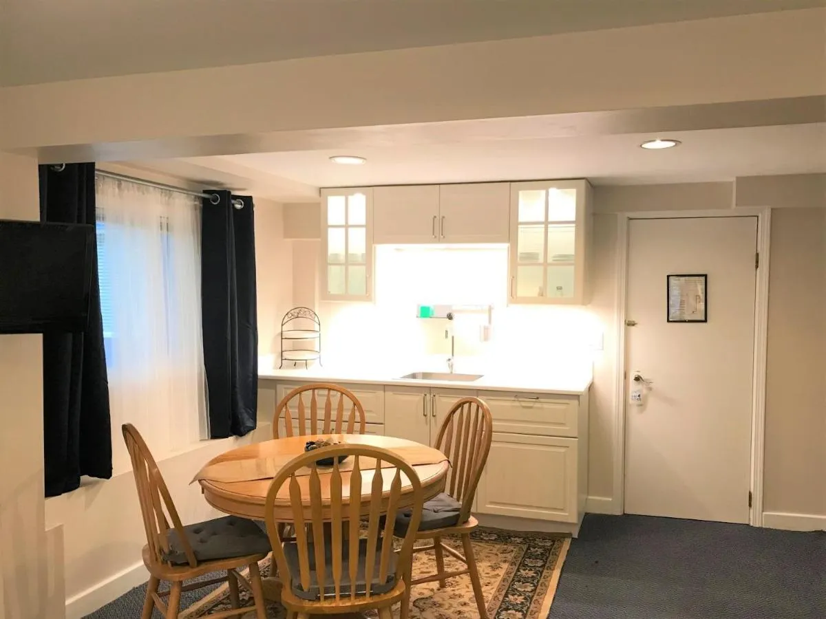 Image 3 of Cambie Lodge