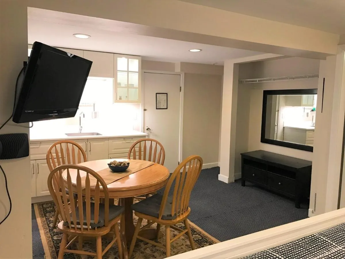 Image 4 of Cambie Lodge