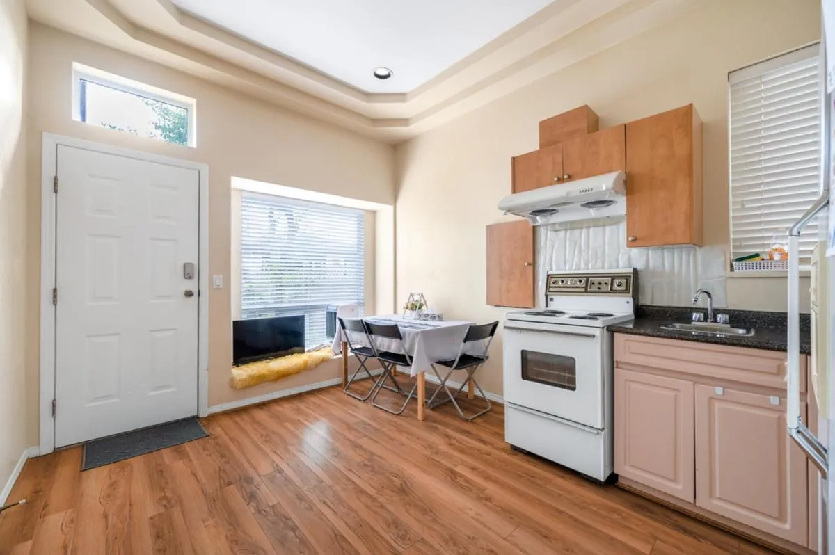 Image 4 of Charming Retreat in the Heart of Vancouver A