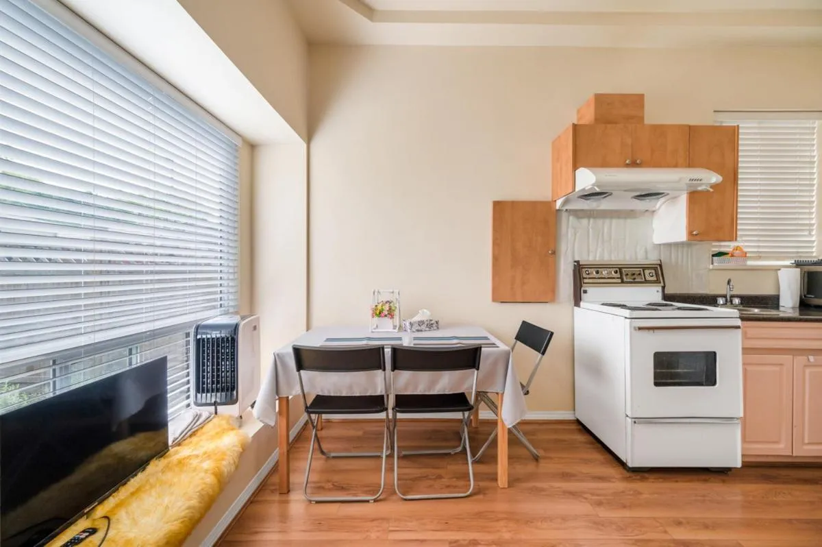Image 2 of Charming Retreat in the Heart of Vancouver A