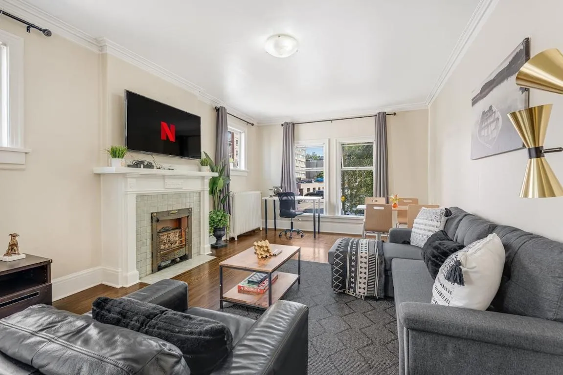 Image of Chic 2BR Condo in West End Dwntwn Incl Parking