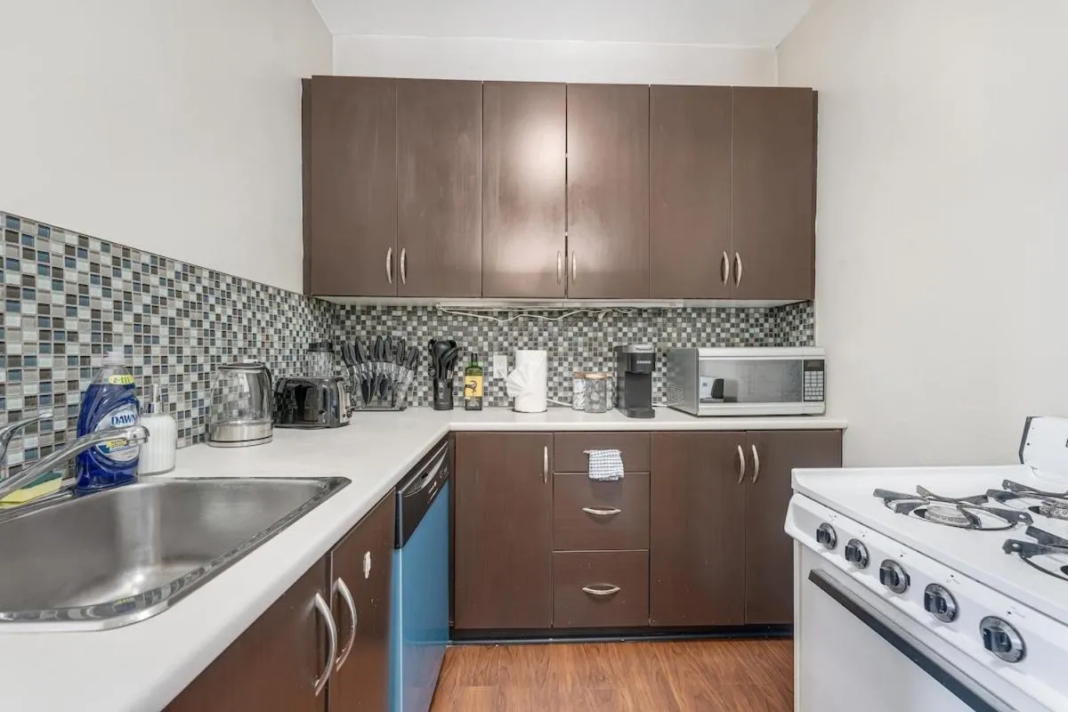 Image 6 of Chic 2BR Condo in West End Dwntwn Incl Parking